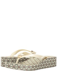 Белые резиновые босоножки на танкетке