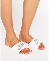 Белые резиновые сандалии на плоской подошве с принтом от Nike
