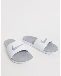 Белые резиновые сандалии на плоской подошве с принтом от Nike
