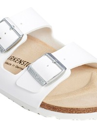 Белые сандалии на плоской подошве от Birkenstock