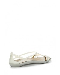 Белые сандалии на плоской подошве от Crocs