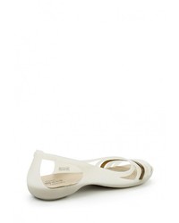 Белые сандалии на плоской подошве от Crocs