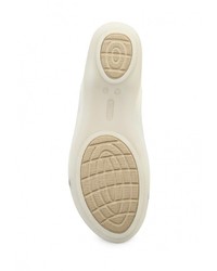 Белые сандалии на плоской подошве от Crocs