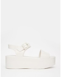 Белые сандалии на плоской подошве от Melissa