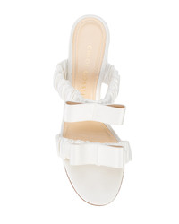Белые сатиновые босоножки на каблуке от Chloe Gosselin