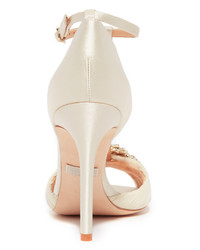 Женские белые сатиновые босоножки от Badgley Mischka