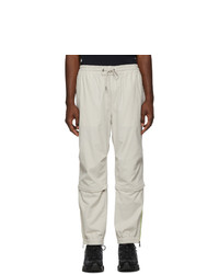 Мужские белые спортивные штаны от Moncler