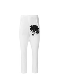 Белые узкие брюки с цветочным принтом от Ann Demeulemeester