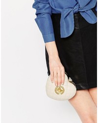 Белый кожаный стеганый клатч от Love Moschino