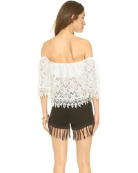 Белый кружевной топ с открытыми плечами от Reverse