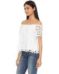 Белый кружевной топ с открытыми плечами от WAYF