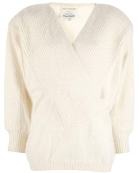 Женский белый пушистый свитер с v-образным вырезом