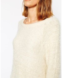 Женский белый пушистый свитер с круглым вырезом