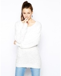 Женский белый пушистый свитер с круглым вырезом