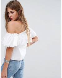 Белый топ с открытыми плечами с рюшами от Noisy May