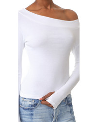 Белый топ с открытыми плечами от Jacquemus