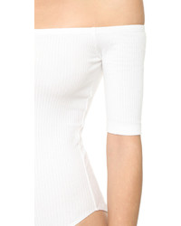 Белый топ с открытыми плечами от Capulet