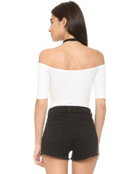 Белый топ с открытыми плечами от Capulet