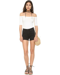 Белый топ с открытыми плечами от Capulet