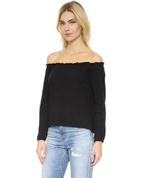 Белый топ с открытыми плечами от Chaser