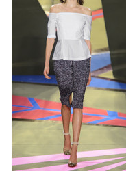 Белый топ с открытыми плечами от Lela Rose