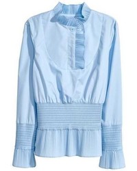 Голубая блузка со складками