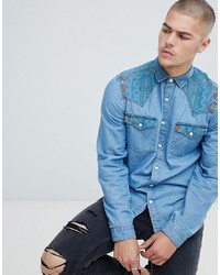 Голубая джинсовая рубашка с геометрическим рисунком
