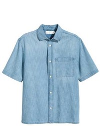 Голубая джинсовая рубашка с коротким рукавом