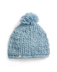 Голубая пушистая шапка