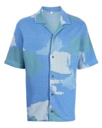 Мужская голубая рубашка с коротким рукавом с принтом от McQ