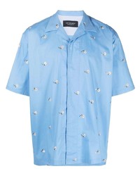 Голубая рубашка с коротким рукавом с украшением