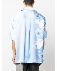 Мужская голубая рубашка с коротким рукавом с цветочным принтом от Feng Chen Wang