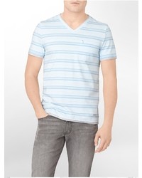 Голубая футболка с v-образным вырезом в горизонтальную полоску