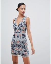 Голубое облегающее платье с украшением