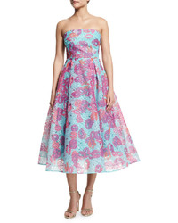 Голубое платье с пышной юбкой с цветочным принтом