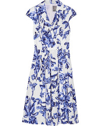 Голубое платье с цветочным принтом от Lela Rose