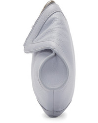 Голубой кожаный клатч от Alexander McQueen