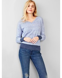 Голубой свитер с v-образным вырезом