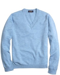 Голубой свитер с v-образным вырезом