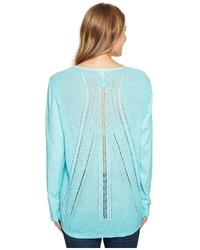 Голубой свитер с геометрическим рисунком