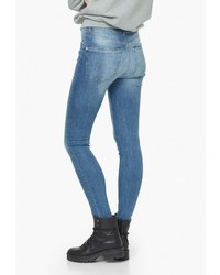 Голубые джинсы скинни от Mango