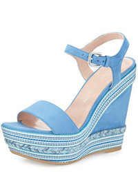 Голубые замшевые босоножки на танкетке с украшением