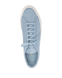 Мужские голубые низкие кеды с принтом от Common Projects
