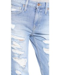 Голубые рваные джинсы-бойфренды