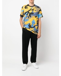 Мужская горчичная футболка с круглым вырезом с камуфляжным принтом от adidas