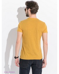 Мужская горчичная футболка от Lee