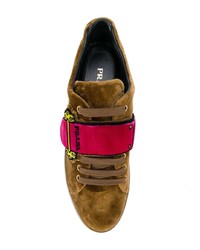 Женские горчичные замшевые низкие кеды от Prada
