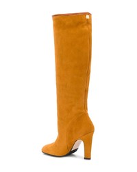 Горчичные замшевые сапоги от Stuart Weitzman