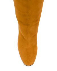 Горчичные замшевые сапоги от Stuart Weitzman