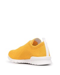 Мужские горчичные кроссовки от Kiton